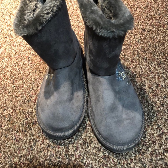 Grey boots with design - Picture 1 of 5